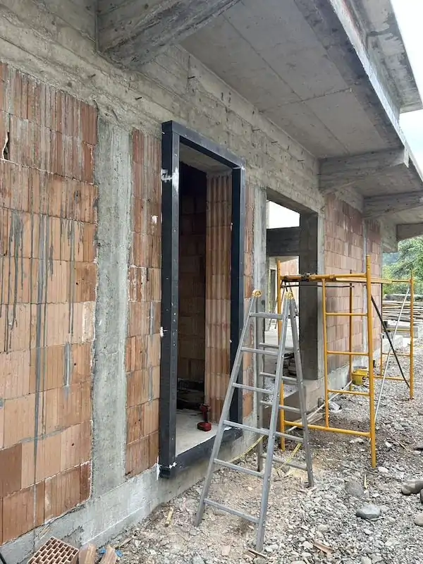 montaj-precadre-blaugelb-Triotherm-la-Casa-Pasiva-Sighetu-Marmatiei