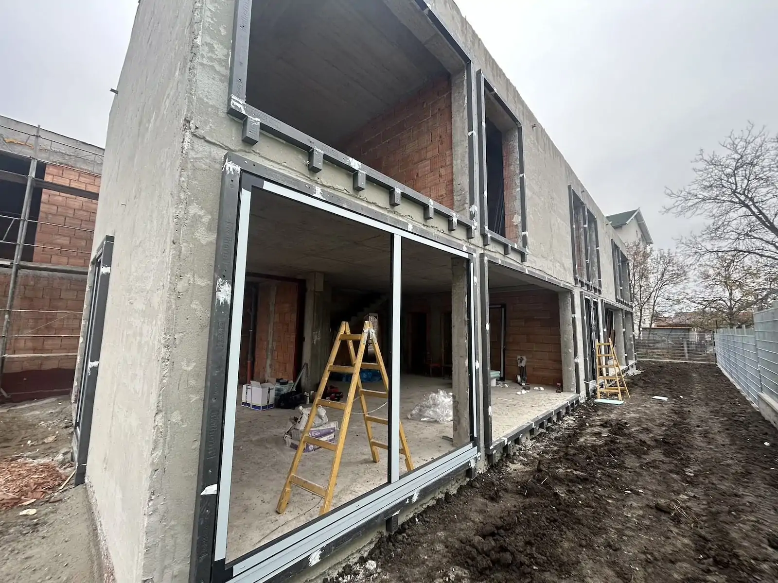 montaj-precadre-blaugelb-Triotherm-la-imobil-nZEB-Targu-Mures-1